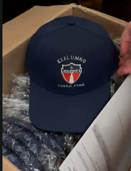 Orgullo Lasallista: Entregado un Lote Exclusivo de Gorras Personalizadas para la Comunidad de Exalumnos de La Salle Cusco